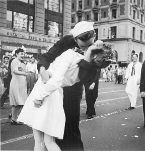 photo end of war kiss