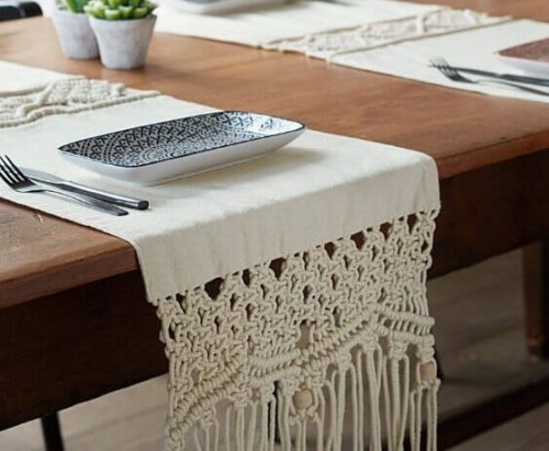 A white table runner perfectly matches a timber table