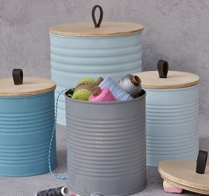 Tins as yarn storage containers - diy decoration