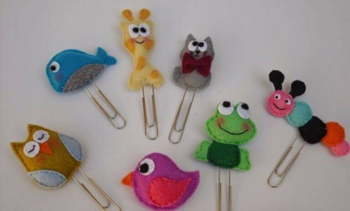 Create animal shapes out of felt and stick them to some paperclips