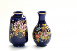 Two blue Chinese vases.