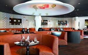 마르셀 반더스: 실험적인 디자이너이자 예술가 - 미래주의적 레스토랑 인테리어.