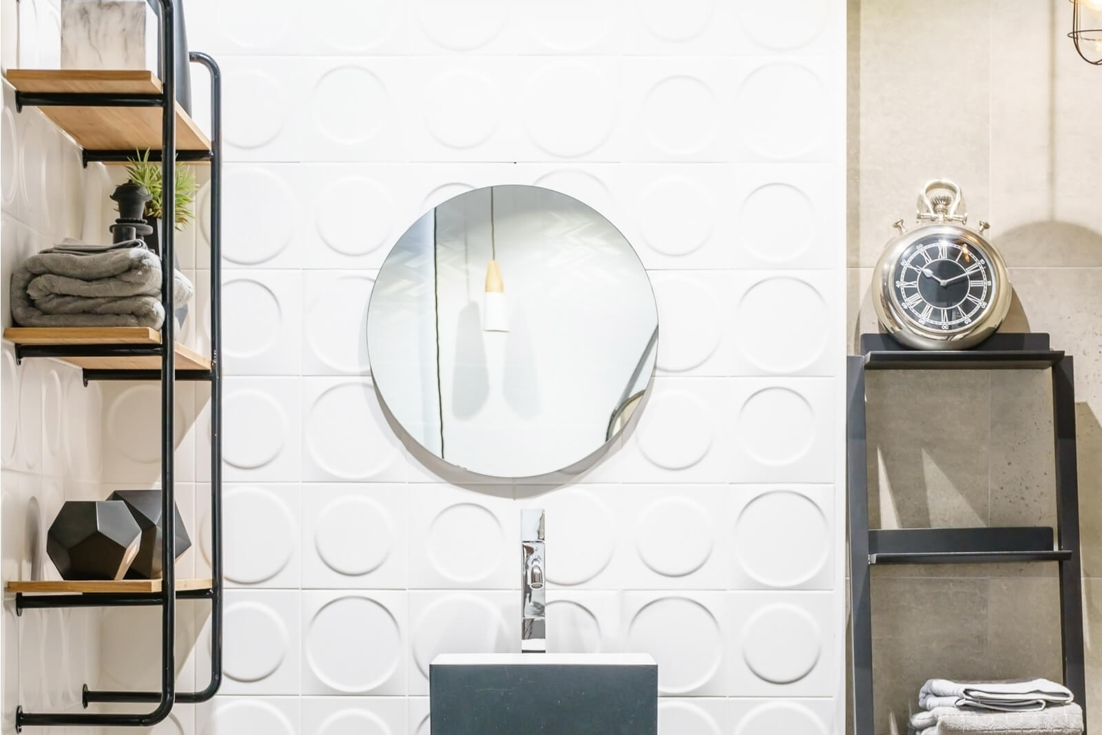 4 Tips on Putting up Moisture-Resistant Wallpaper - Decor Tips