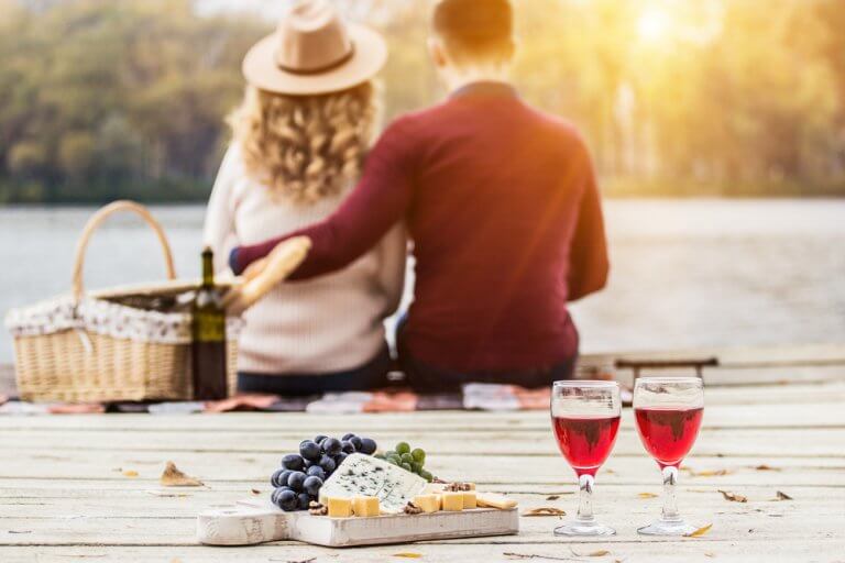 8 Tips for Setting Up a Romantic Dinner