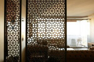 Decorate with folding screens in your entryway.