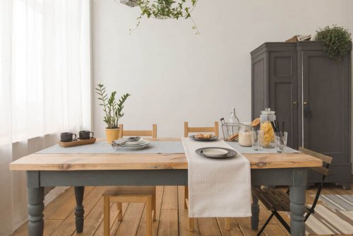 A dining room with details in grey and light wood.
