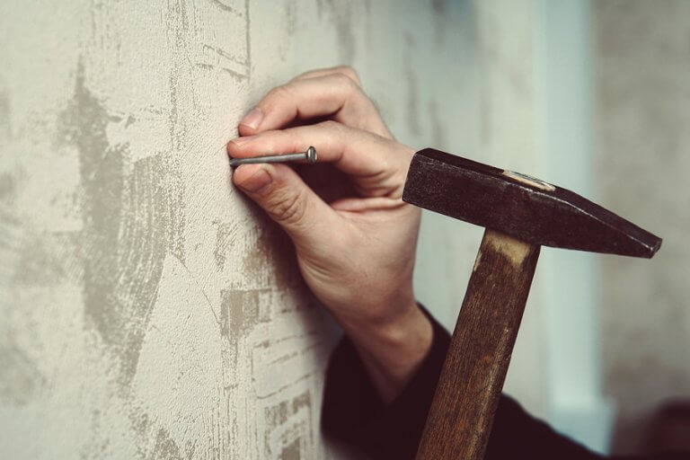 How to Hammer a Nail Without Damaging your Wall - Decor Tips