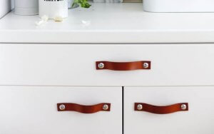 Horizontal handles.