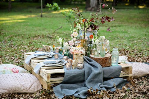 The rustic style is great for decorating a picnic if you're a nature lover.