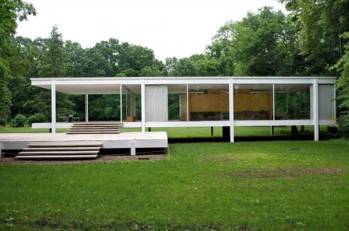 A photo of the Farnsworth House.