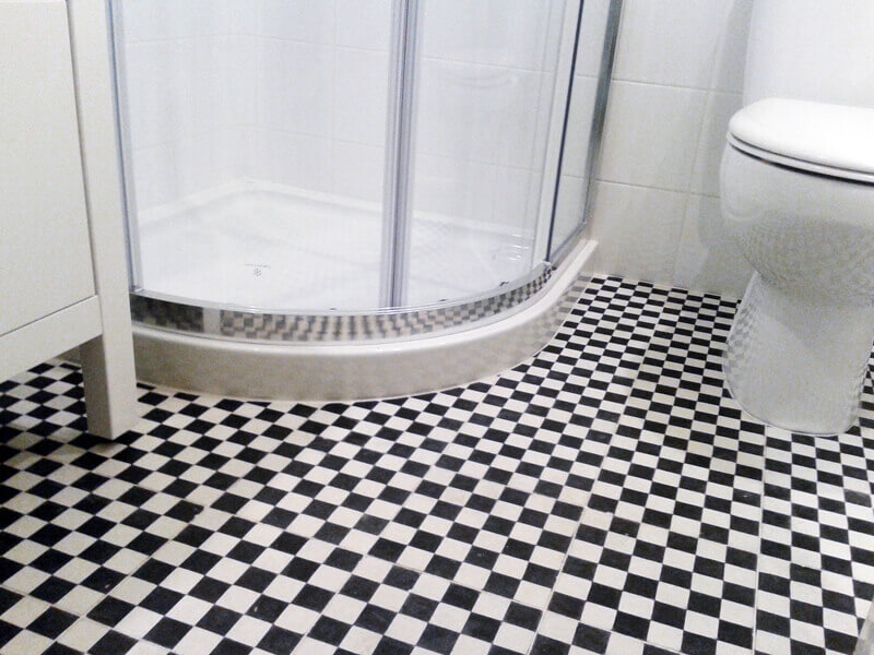 Checkered floors can lift the bathroom decor to new heights