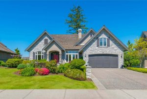How to Decorate your Driveway and Garage Door