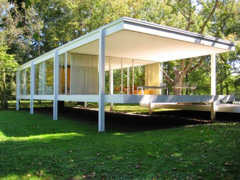 The Farnsworth House - a Basic and Functional Structure