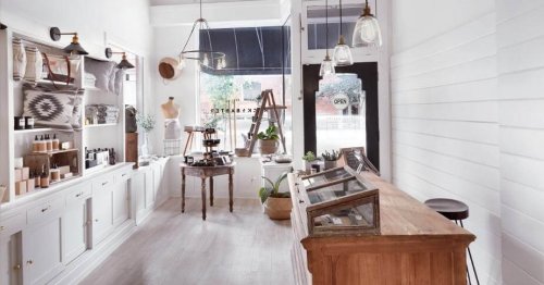 Setting up a shop window the right way is essential to attract clients. In this photo, the shop window of a decor store.