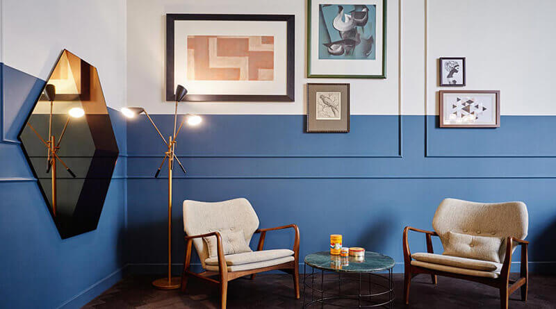 Decorative moldings in a living room.