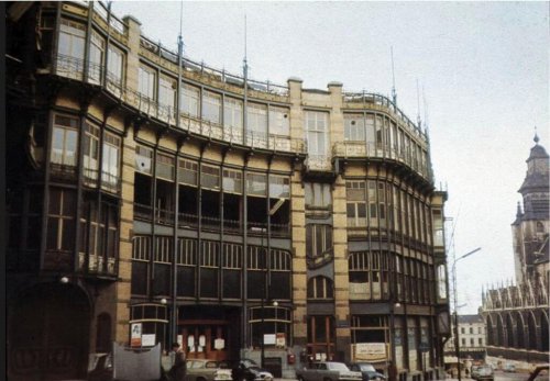 Photo of la facade of the building