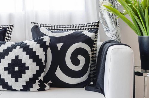 The sofa is the best decorative object to create contrast with white and black.
