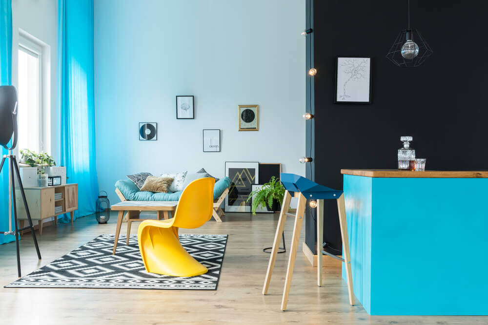 Eclectic interior design and its contrasts.