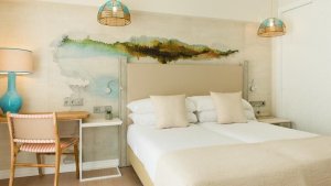 A beautifully designed bedroom.