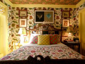 A bedroom with an eclectic design.