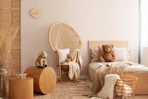 Choosing the right type of wood for your floors is vital, especially when it comes to the bedrooms. In this photo, a children's bedroom with light-colored wooden floors.