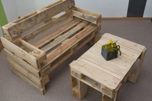 Pallets, one of the decoration low-cost ideas.
