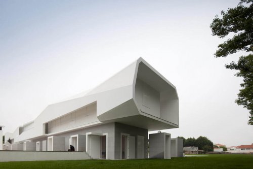 Large white concrete building deigned by Alvaro Siza
