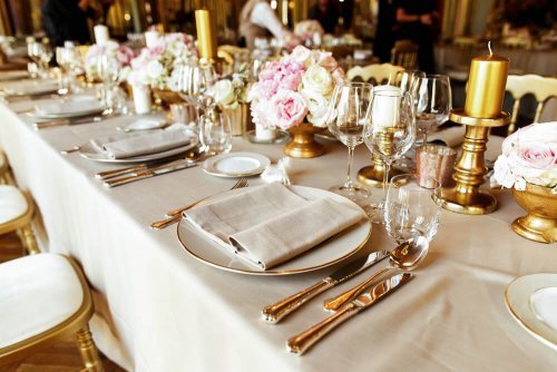 A table set with very formal china, crystal y flatware.