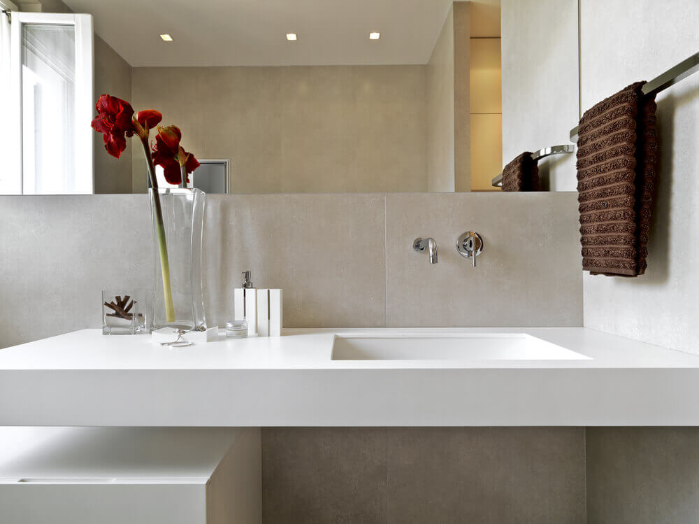 A minimalist bathroom mirror that is in harmony with the rest of decorative elements in the space