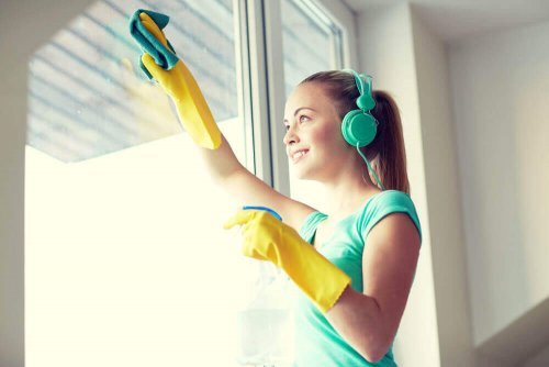 A woman cleaning her house using the Oosouji method.