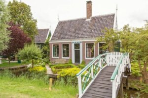 How to Select a Wooden Garden Bridge