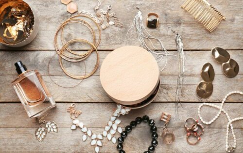 Six Ways to Organize Your Jewelry in Your Bedroom