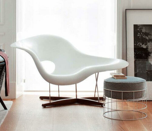 There are five fundamental points for understanding La Chaise.