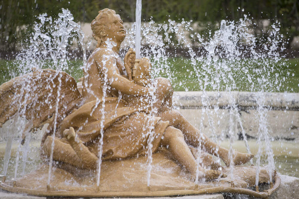 A sculptural fountain in a garden.