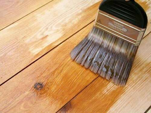 There are several steps to follow when applying varnishes.