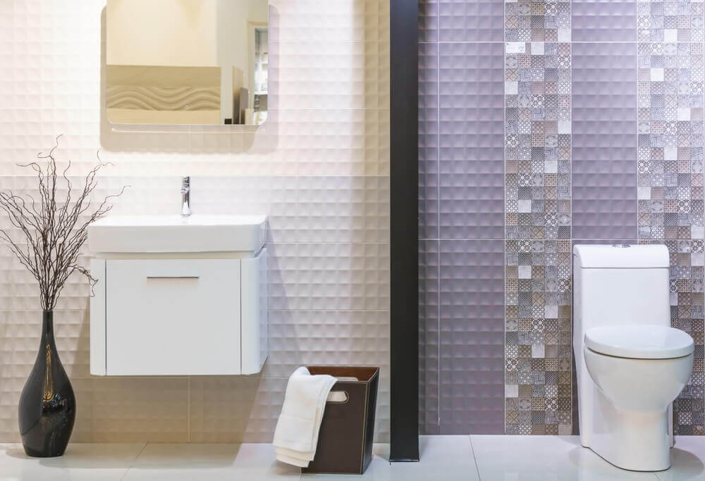 A bathroom with verticle wall borders.