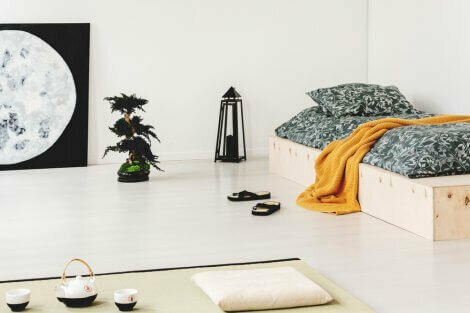 Zen bedroom with a platform bed