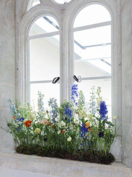 Using flower beds to decorate the windows