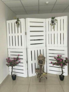 Using white wooden pallets: DIY folding screen.