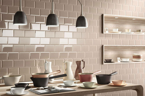 Hanging lamps in a modern kitchen, one of the trends in kitchen decoration for 2020.