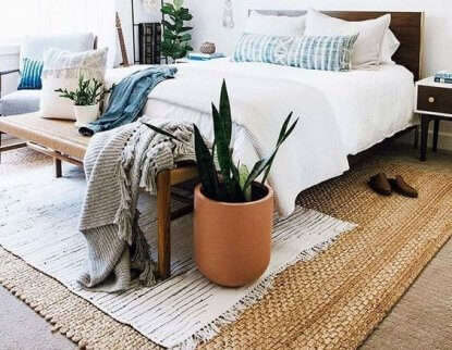 A natural fiber rug below the bed can help create a cozy atmosphere in the room.