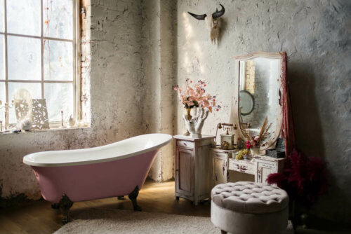 A retro bathtub and bathroom.