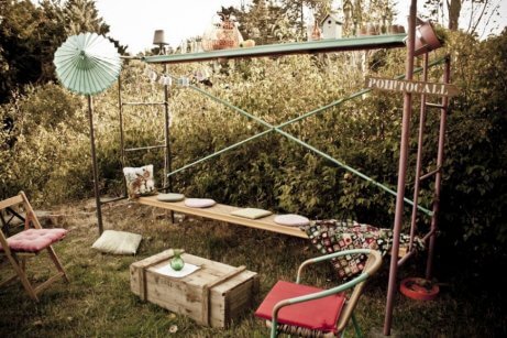 Outdoor decoration using a scaffold and some pillows