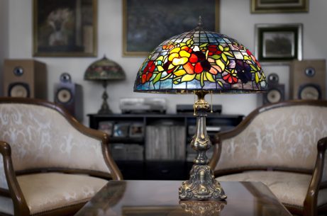 A glass table lamp is a great complement to light up a dark room