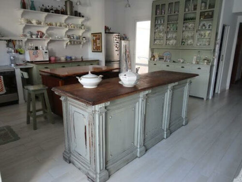A vintage-looking kitchen.