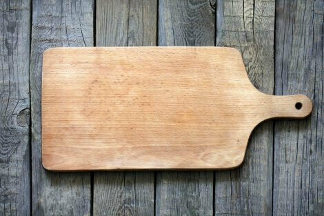 Cutting board to eliminate odors