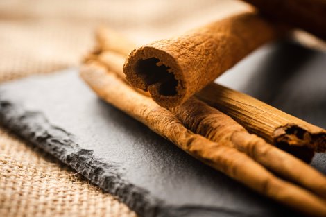 Cinnamon sticks to eliminate odors