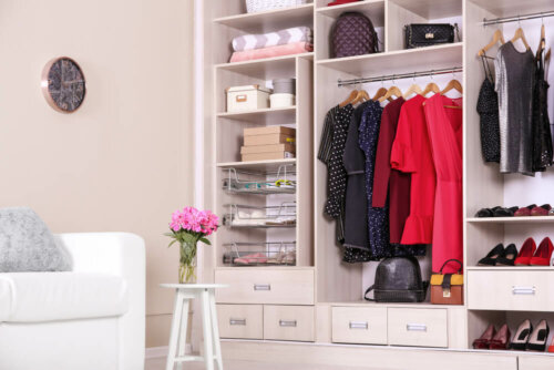 There are simple ways to organize your wardrobe.