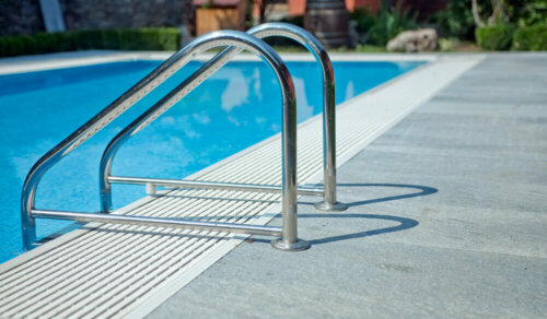 A pool ladder in a yard.