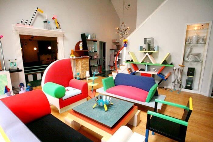 A living room with Memphis Design furniture.